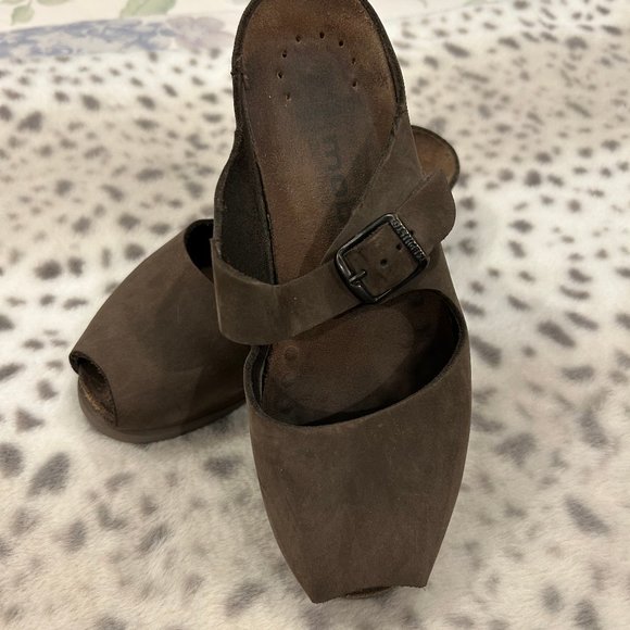 MEPHISTO, BROWN, MARY JANE'S, NOT WORN ALOT, SLIGHTLY WORN SIZE 8 - Picture 4 of 5